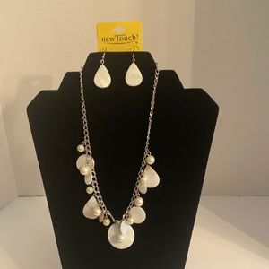 Fashion Jewelry Necklace set. Pearlized details